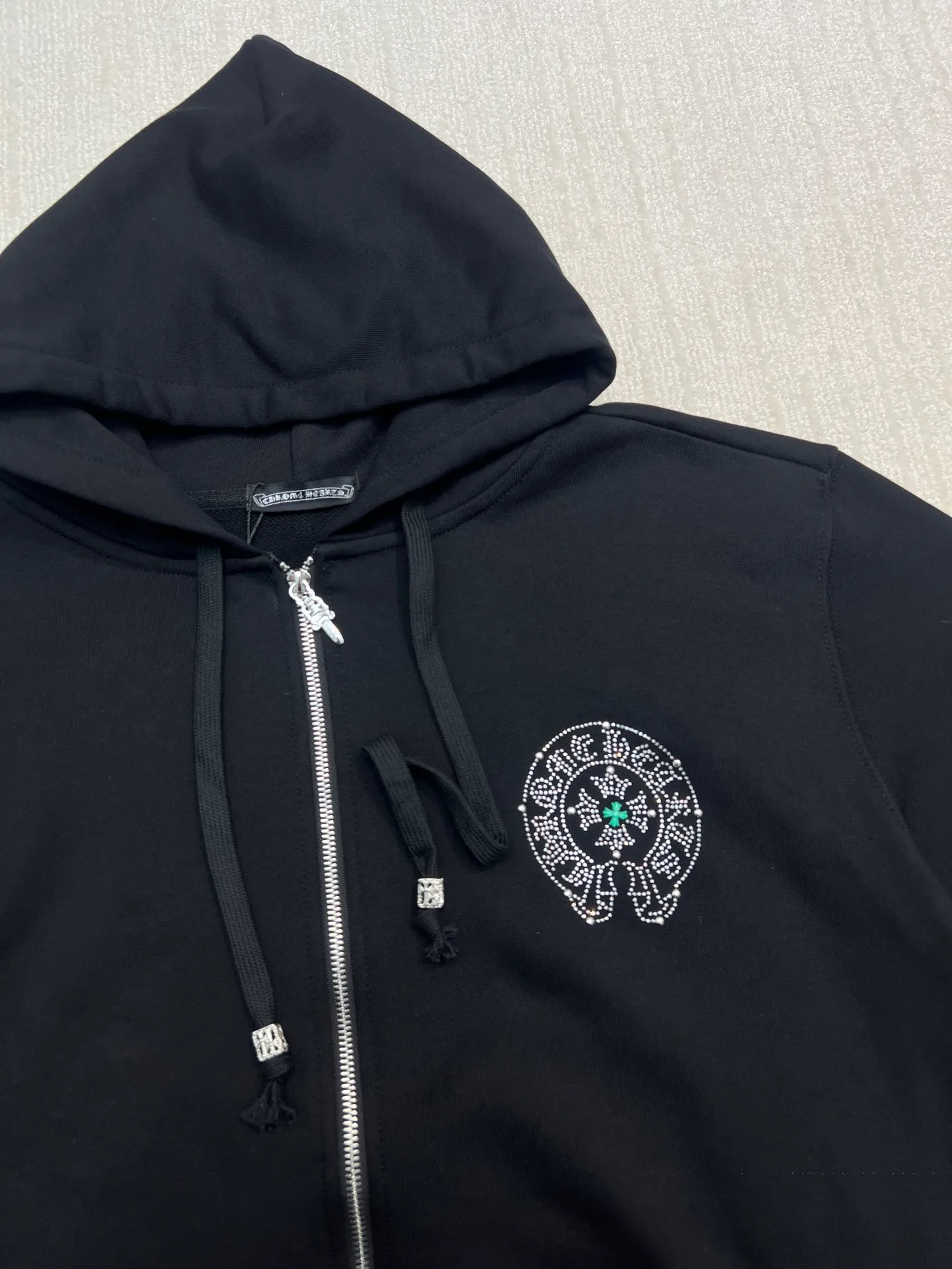 P370 𝗖𝗵𝗿𝗼𝗺𝗲 𝗛𝗲𝗮𝗿𝘁𝘀Cro Heart Catwalk style pure cotton terry zipper hooded jacket. High weight cotton double yarn 380g large terry fabric, fixed and dyed matching ribs, top-notch workmanship, customized full set of accessories, clear letters and perfect restoration without difference. The perfect combination of the hot-drilling process and the high-temperature hot-pressing multi-colored Sanskrit cross process enables precise needle placement! All wiring is special machine chain double wire, absolutely high quality craftsmanship!  Size: M L XL XXL